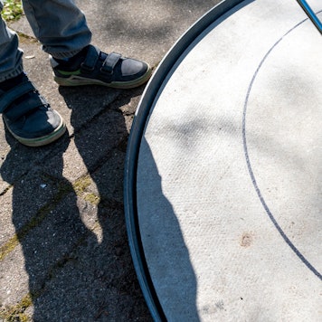 kind auf minigolfplatz