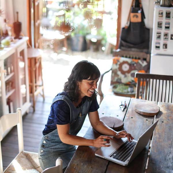 Gesellschaft FrauamLaptopGettyImages-1058881454