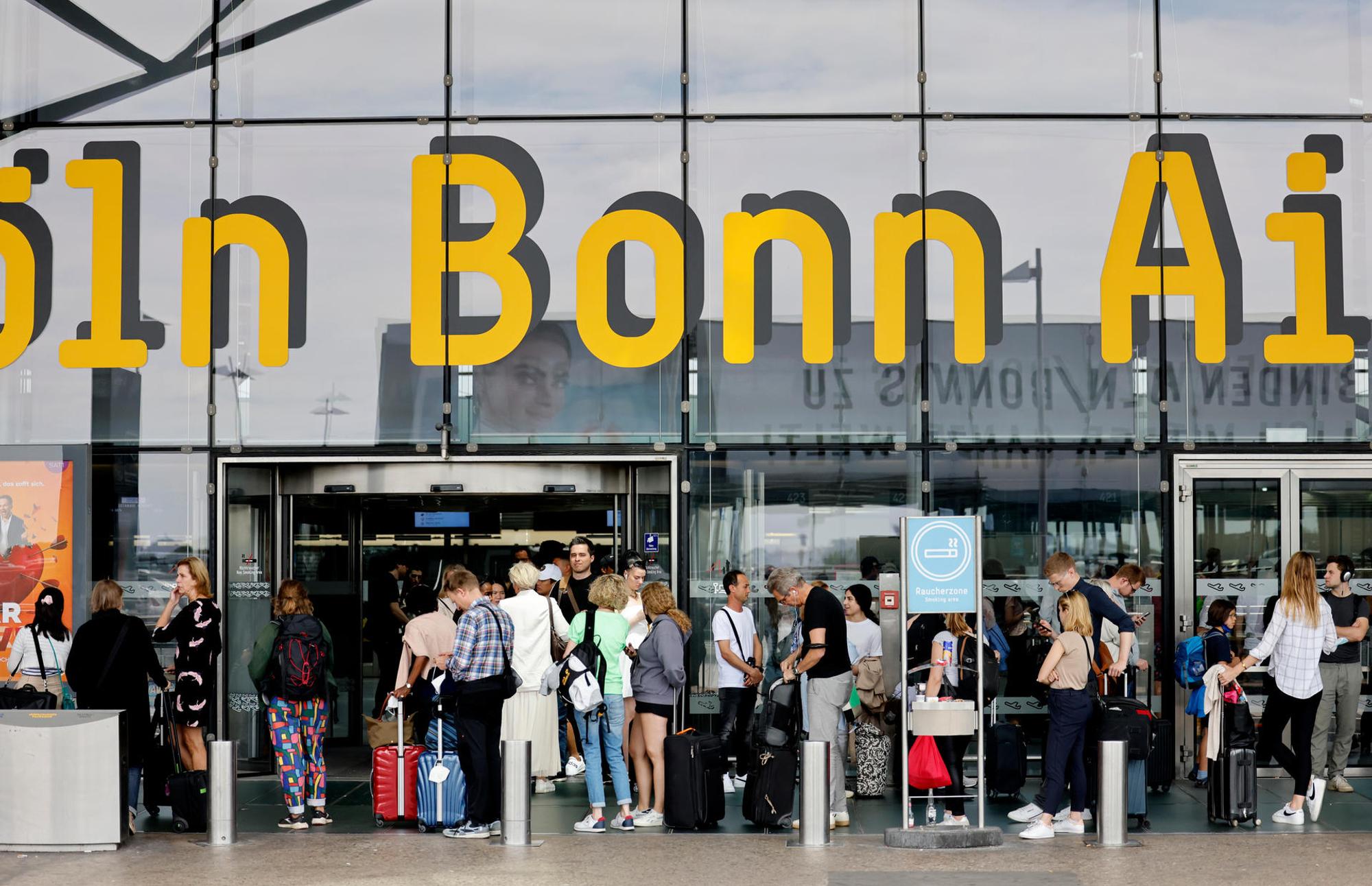 Flughafen Köln Warteschlange außen