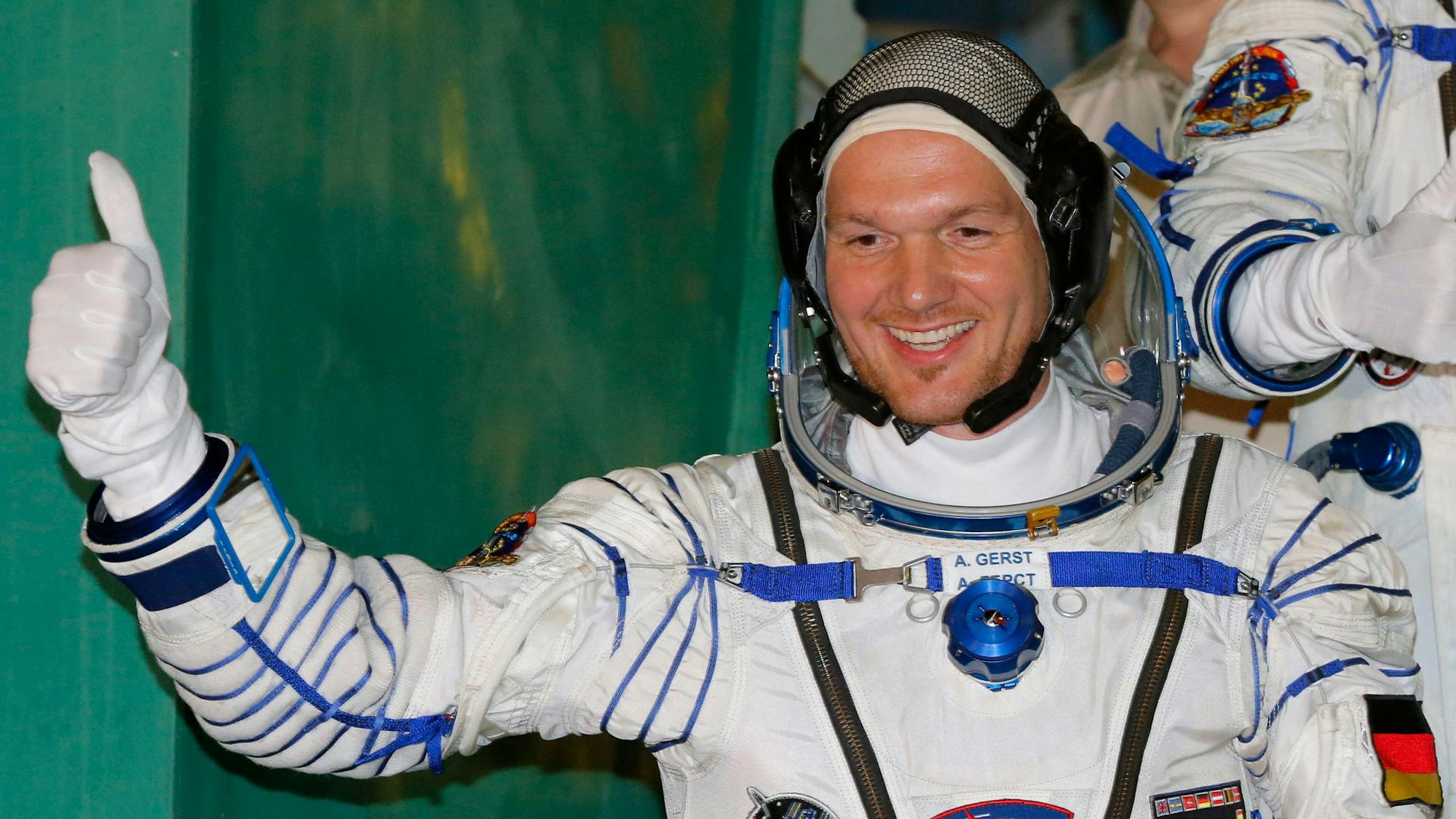 Alexander Gerst hebt den Daumen.