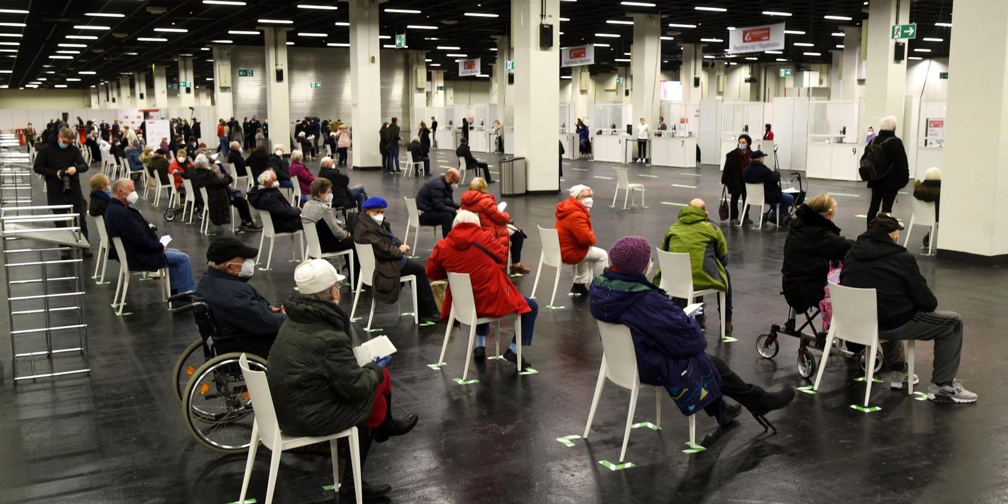 Warten auf Termin im Impfzentrum