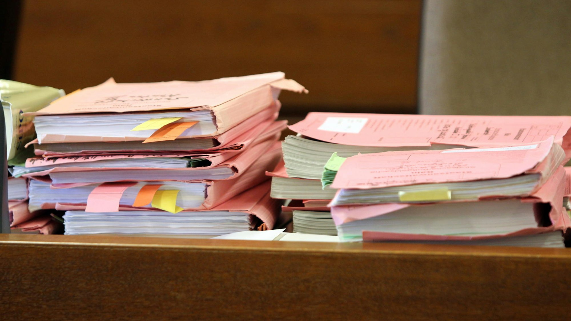 Gerichtsakten im Kölner Landgericht.