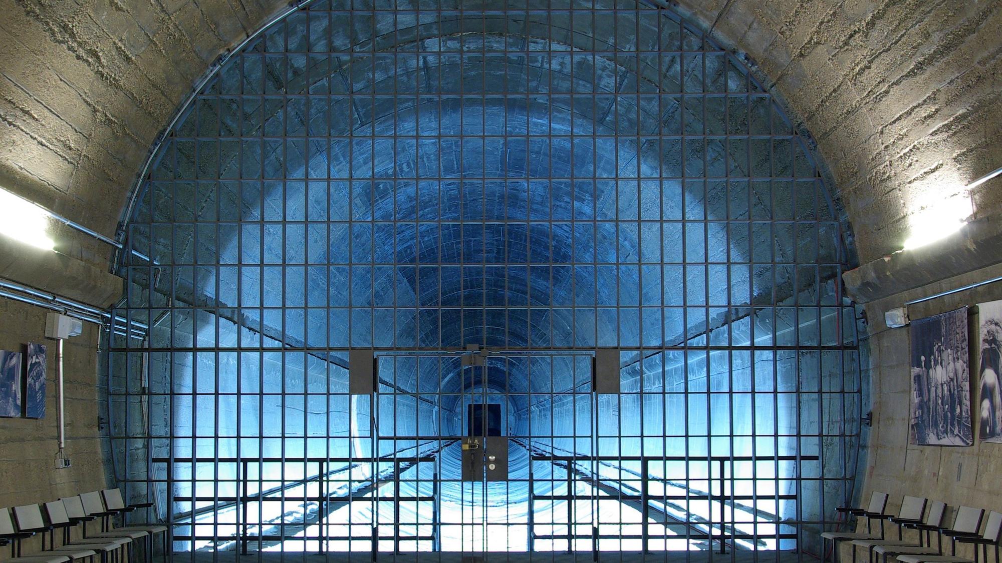 Gitter vor einem blau beleuchteten Tunnel