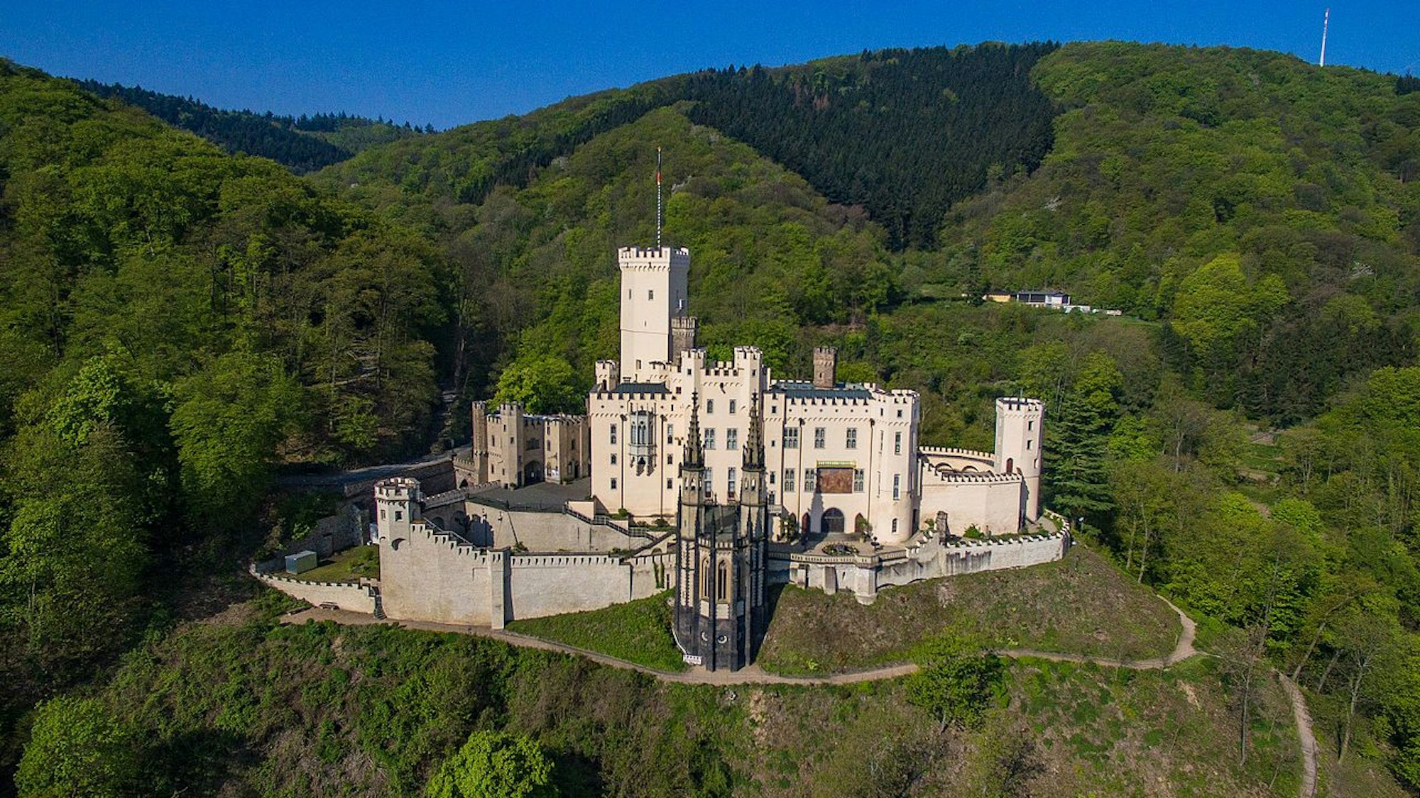 Schloss Stolzenfels umgeben von Wald