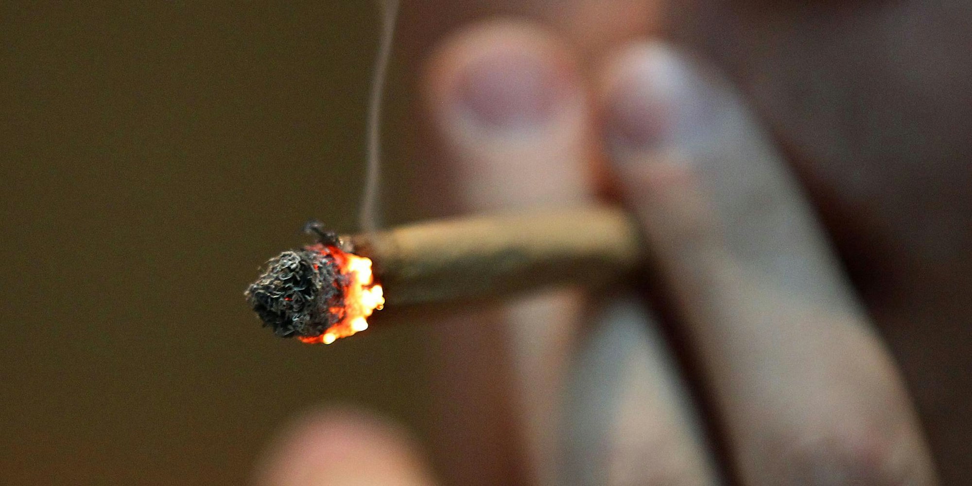 Jemand raucht einen Joint
