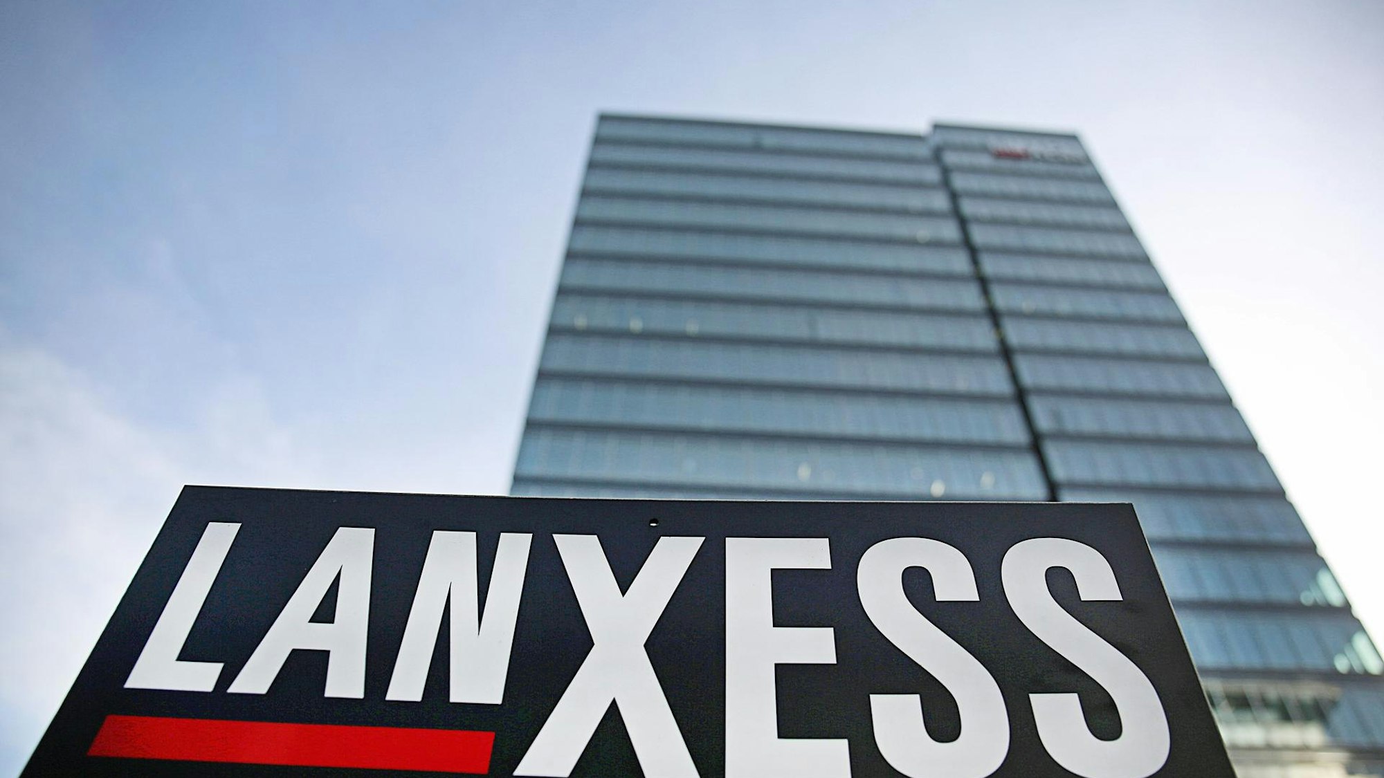 Blick auf den Lanxess-Tower an der Deutzer Brücke. Im Vordergrund der Firmenschriftzug