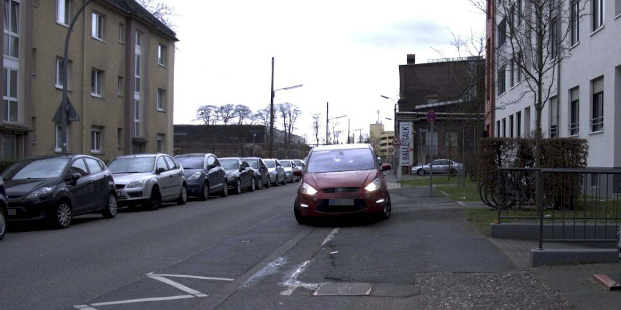 Autos auf Gehwegen gepixelt