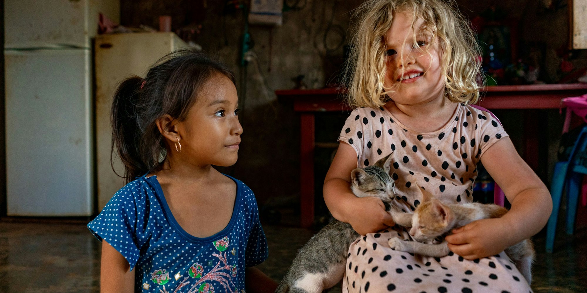 Michaeleen Doucleffs Tochter Rosy (r.) spielt mit einem Maya-Mädchen.