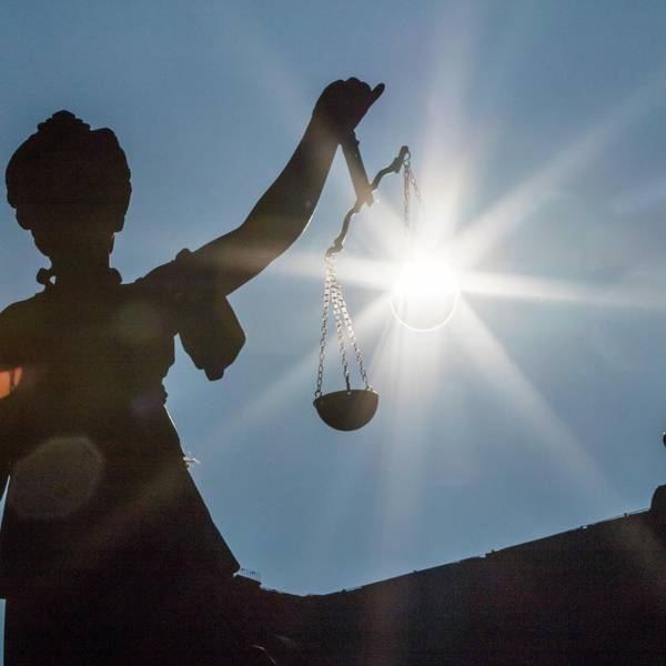 Justitia vor blauem Himmel