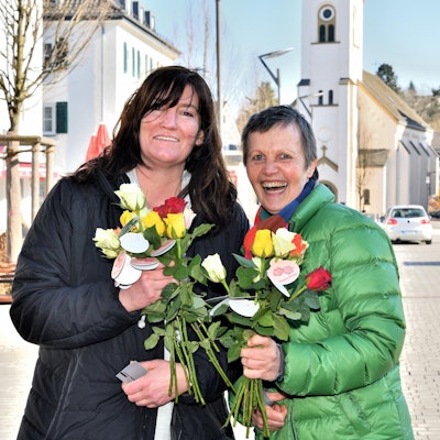 20220308_own_weltfrauentag rosen verteilung_familie bosbach_kleppersfeld9_owl_47
