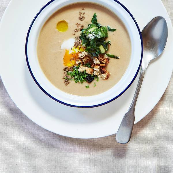 Eine Brotsuppe mit Ei, appetitlich angerichtet