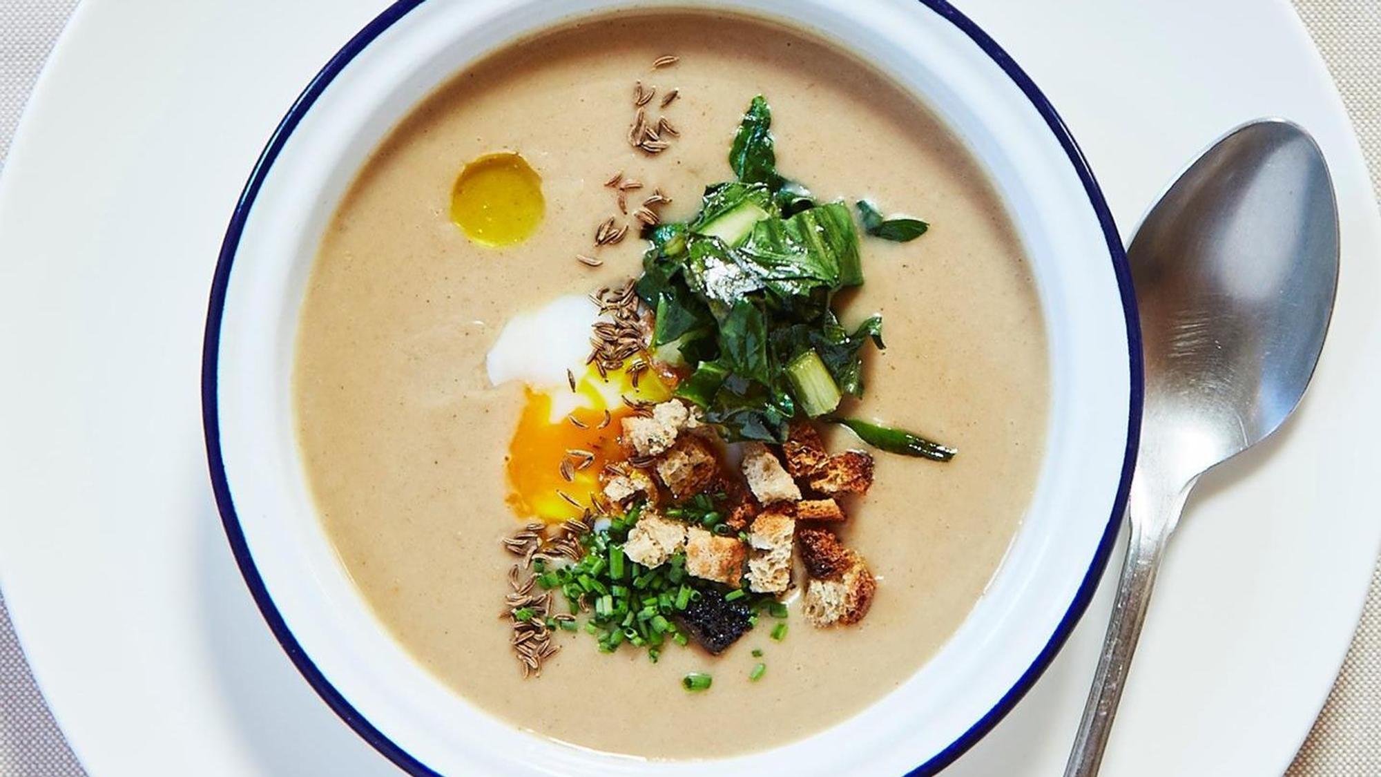 Eine Brotsuppe mit Ei, appetitlich angerichtet