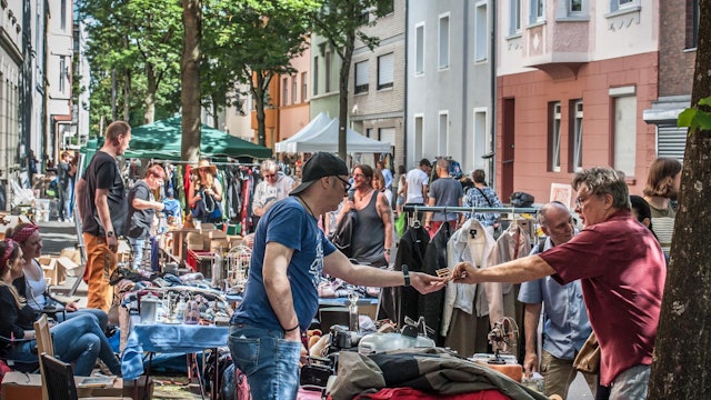 Menschen auf einem Trödelmarkt.