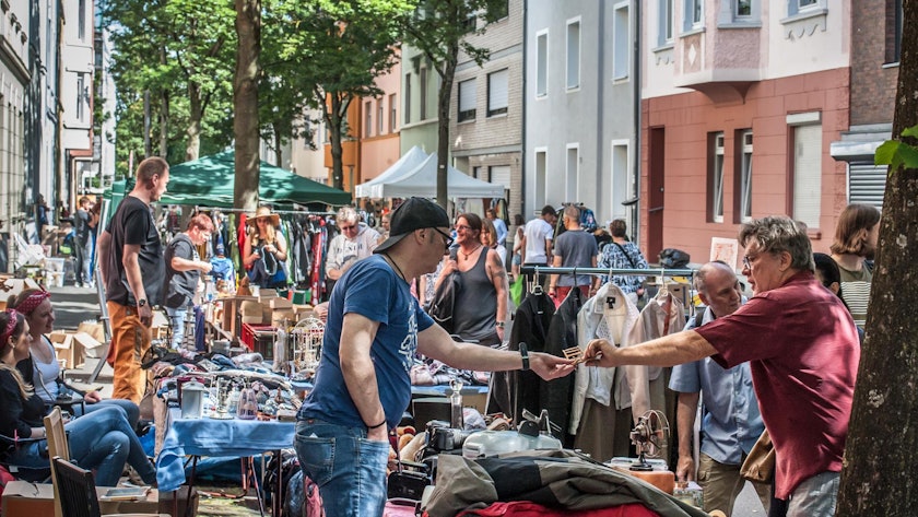 Menschen auf einem Trödelmarkt.