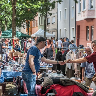 Menschen auf einem Trödelmarkt.