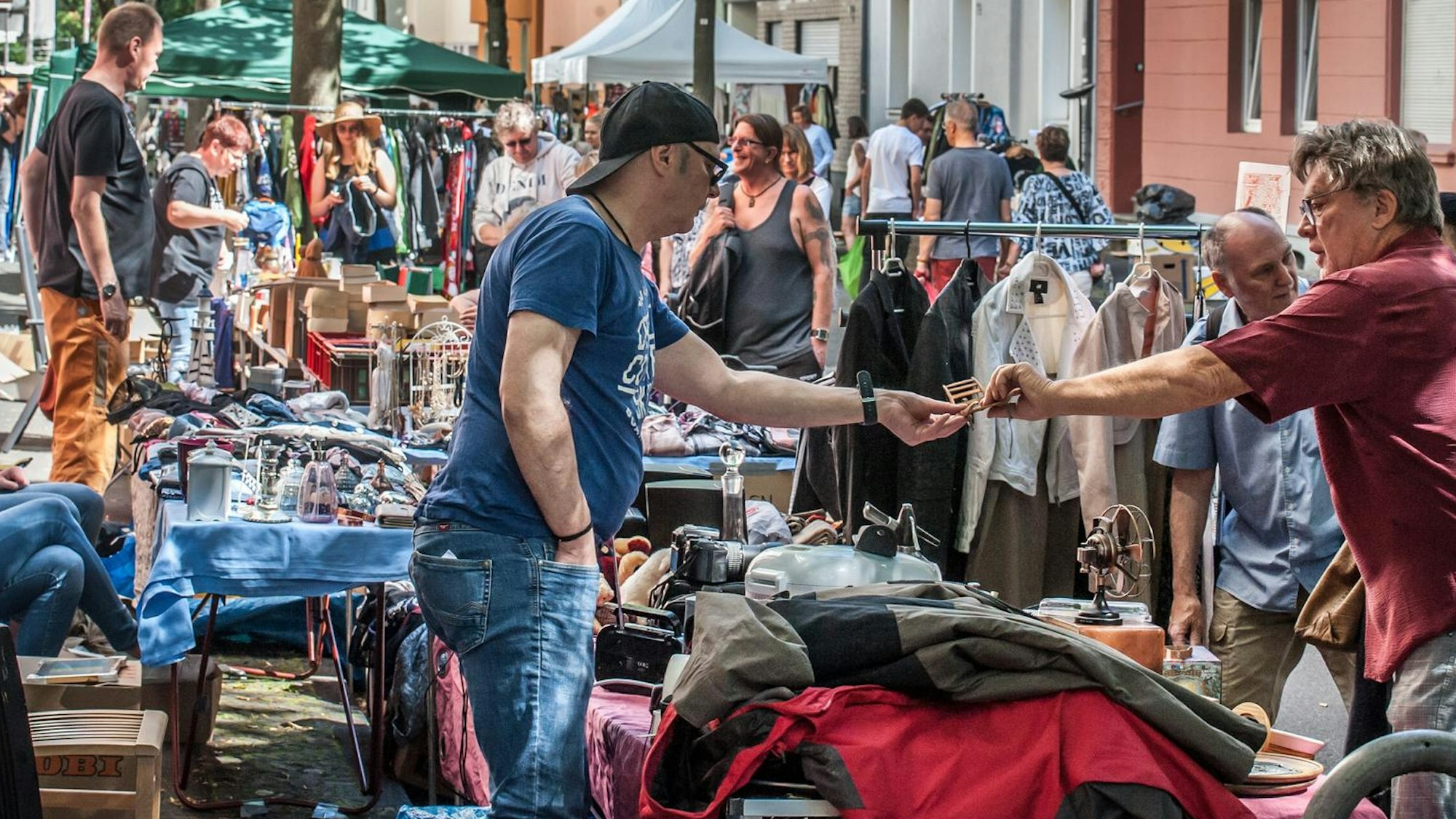 Menschen auf einem Trödelmarkt.