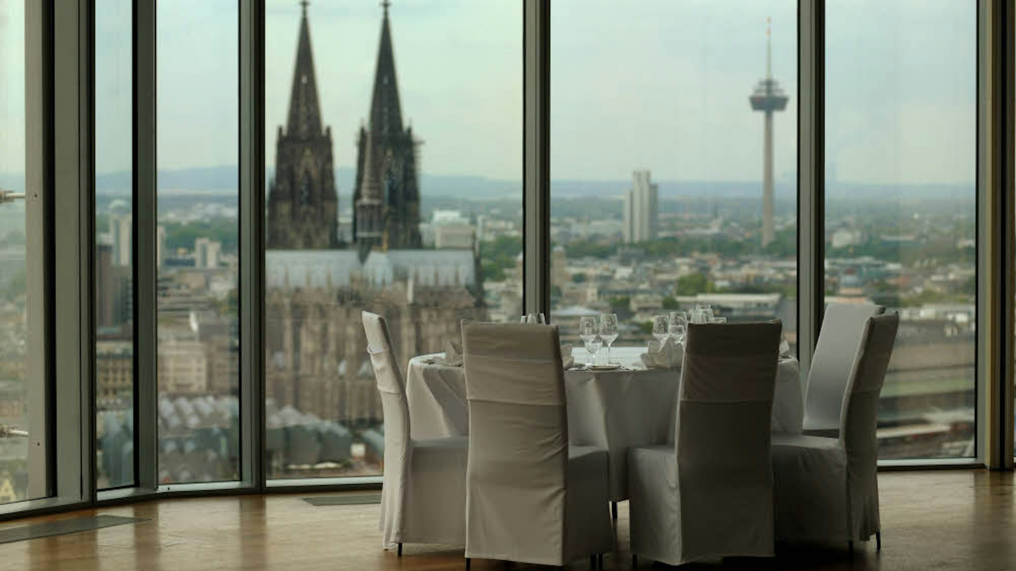 Der Blick auf den Kölner Dom im Köln-Sky im LVR-Turm.
