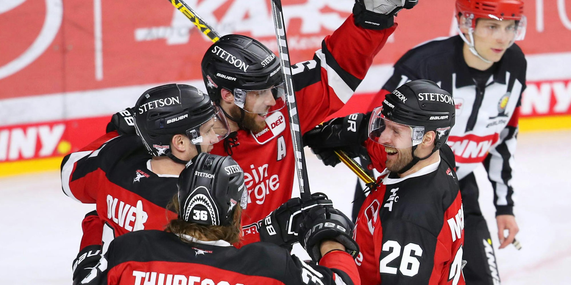 Jubelnde Haie-Profis (1)