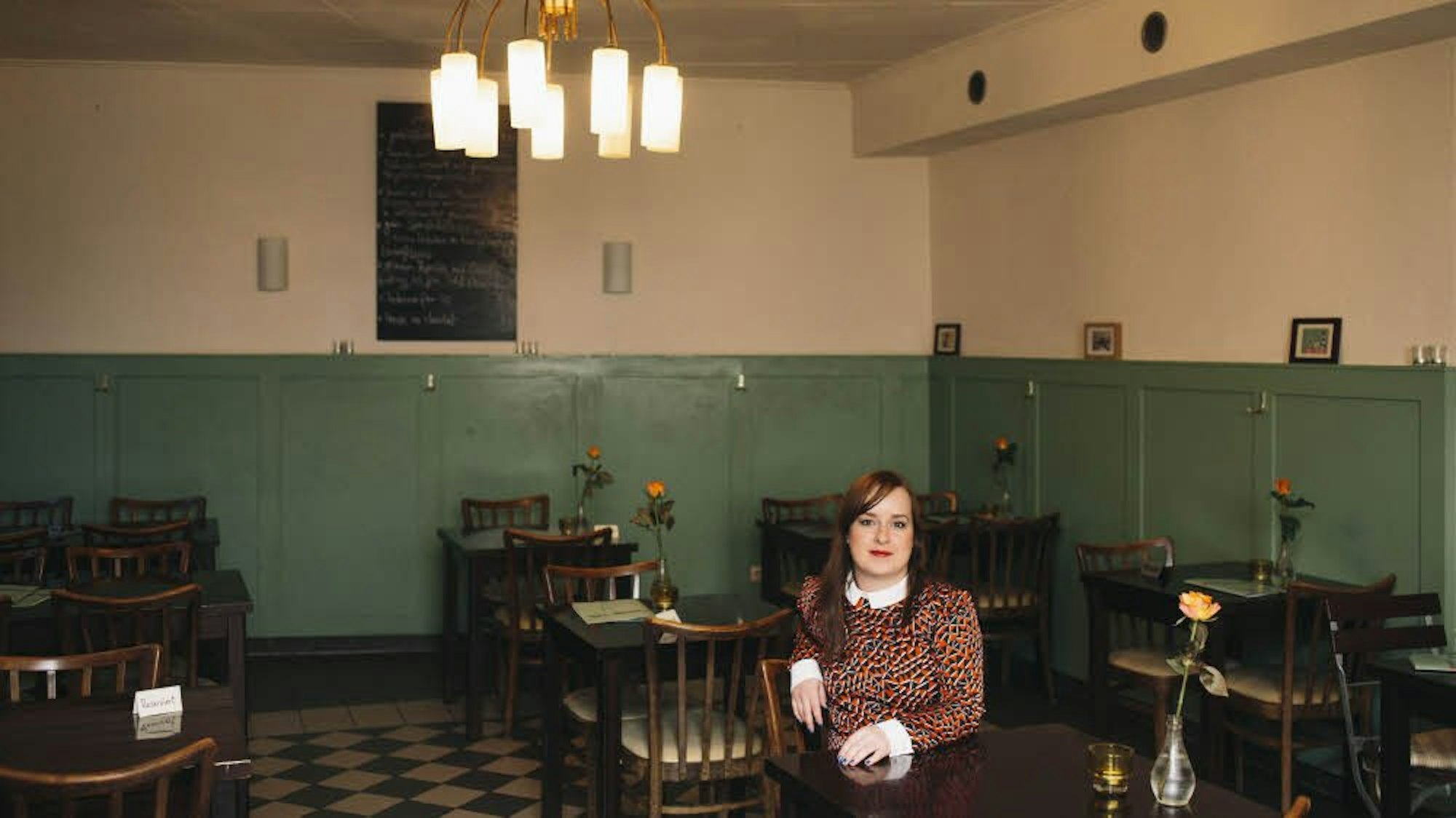 Frau sitzt an einem Tisch in einem Restaurant
