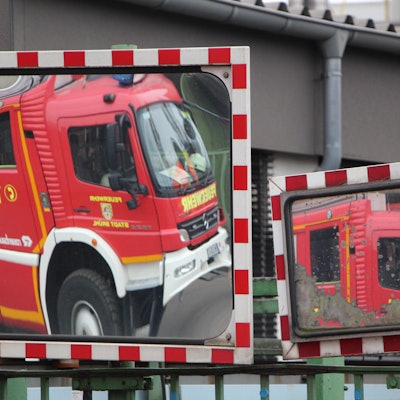 Feuerwehr im Spiegel Symbolbild