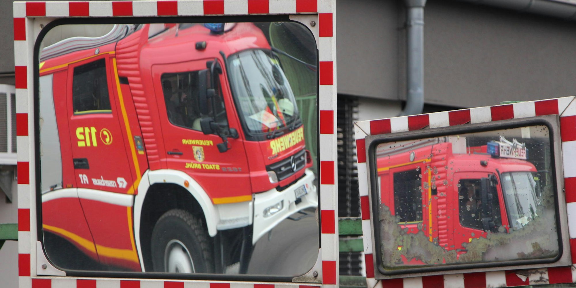 Feuerwehr im Spiegel Symbolbild