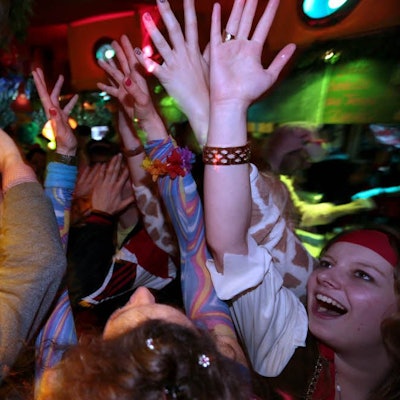 Menschen feiern Karneval in der Kneipe