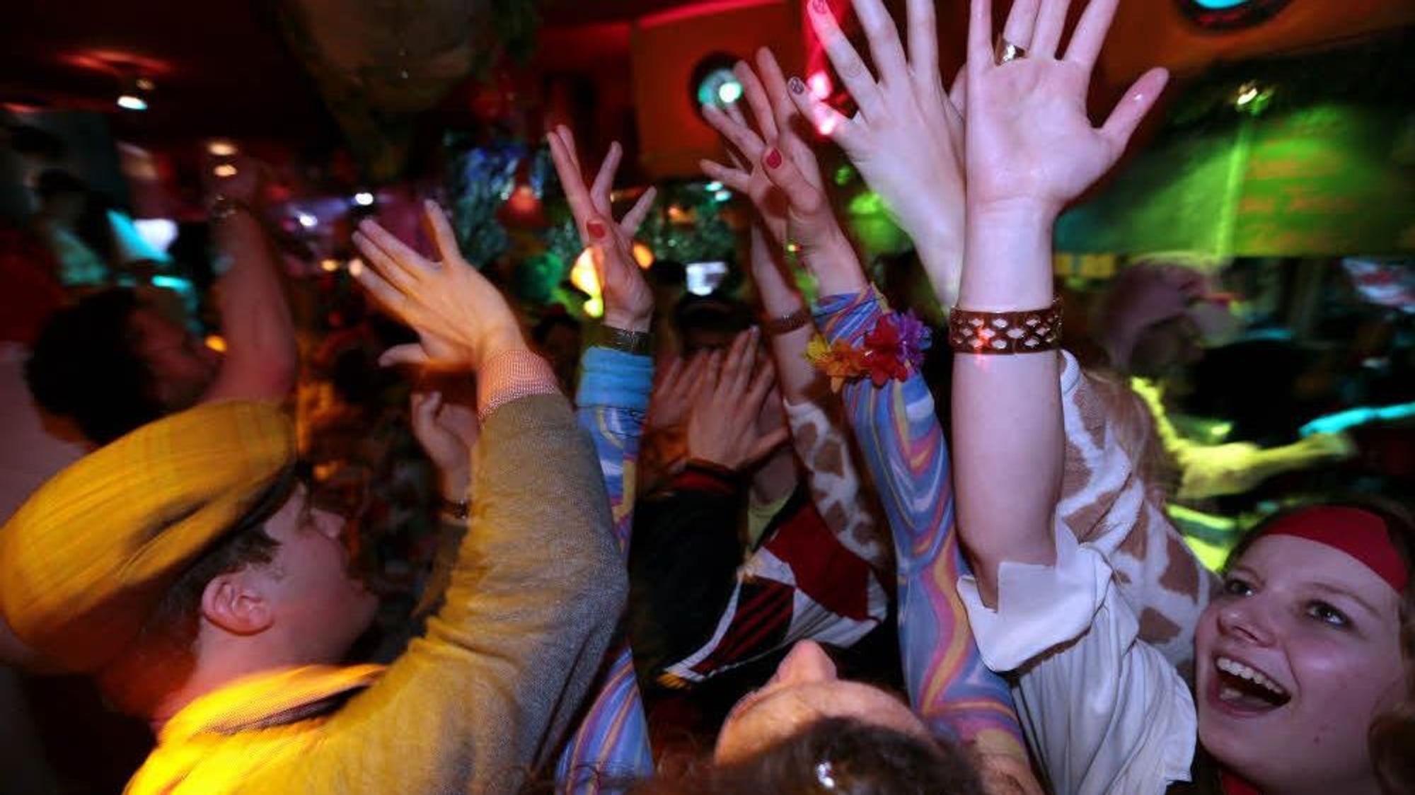 Menschen feiern Karneval in der Kneipe