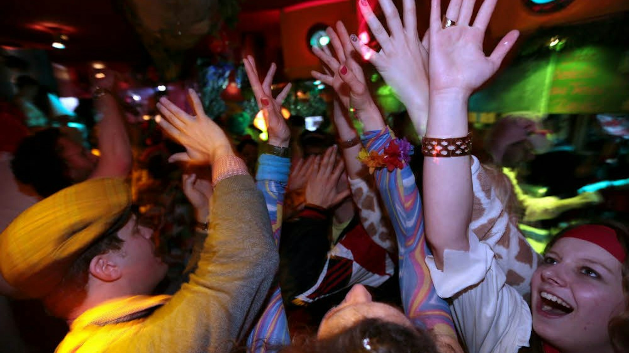 Menschen feiern Karneval in der Kneipe