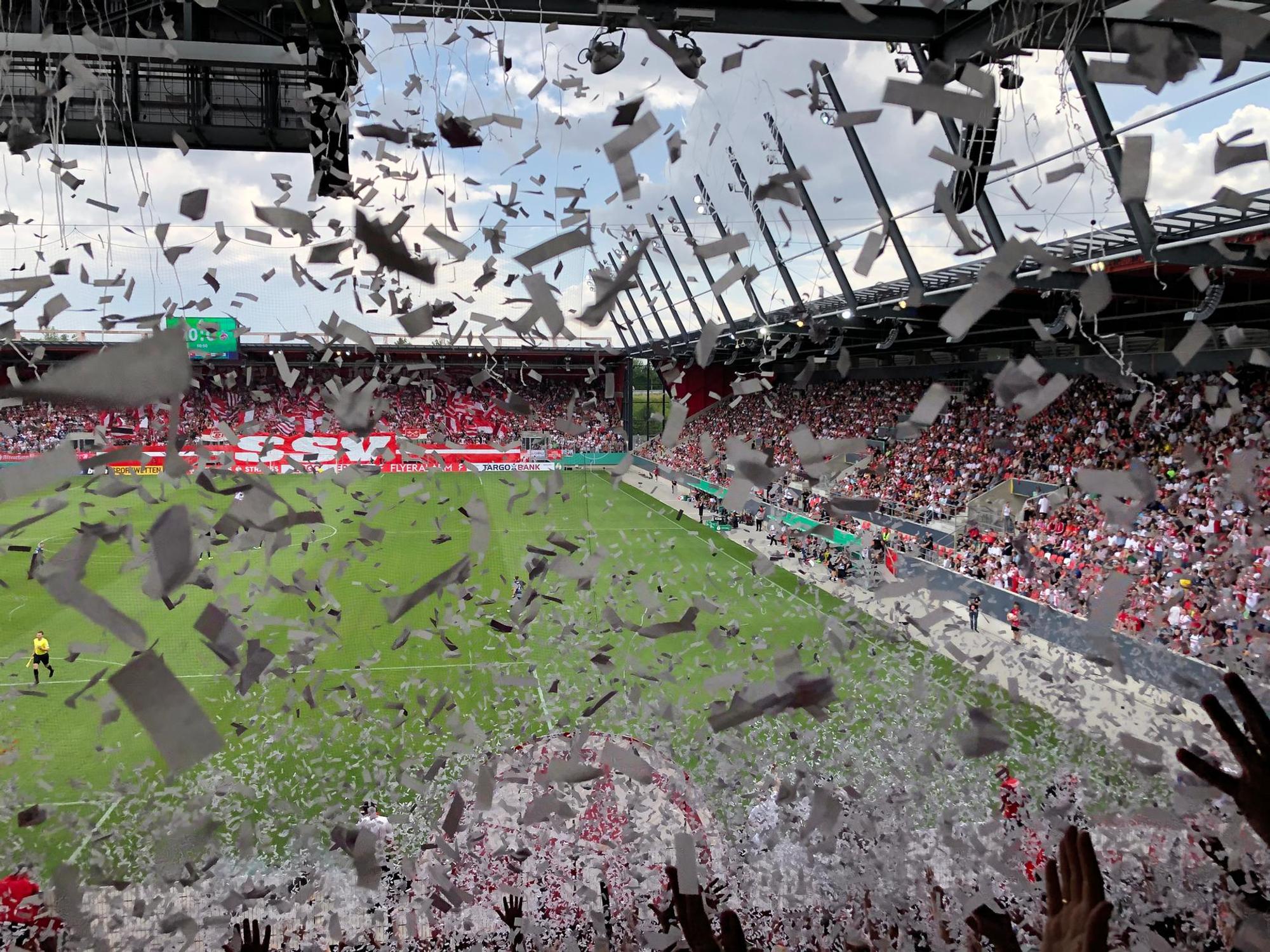 PLUS FC-Fans in Regensburg - 4