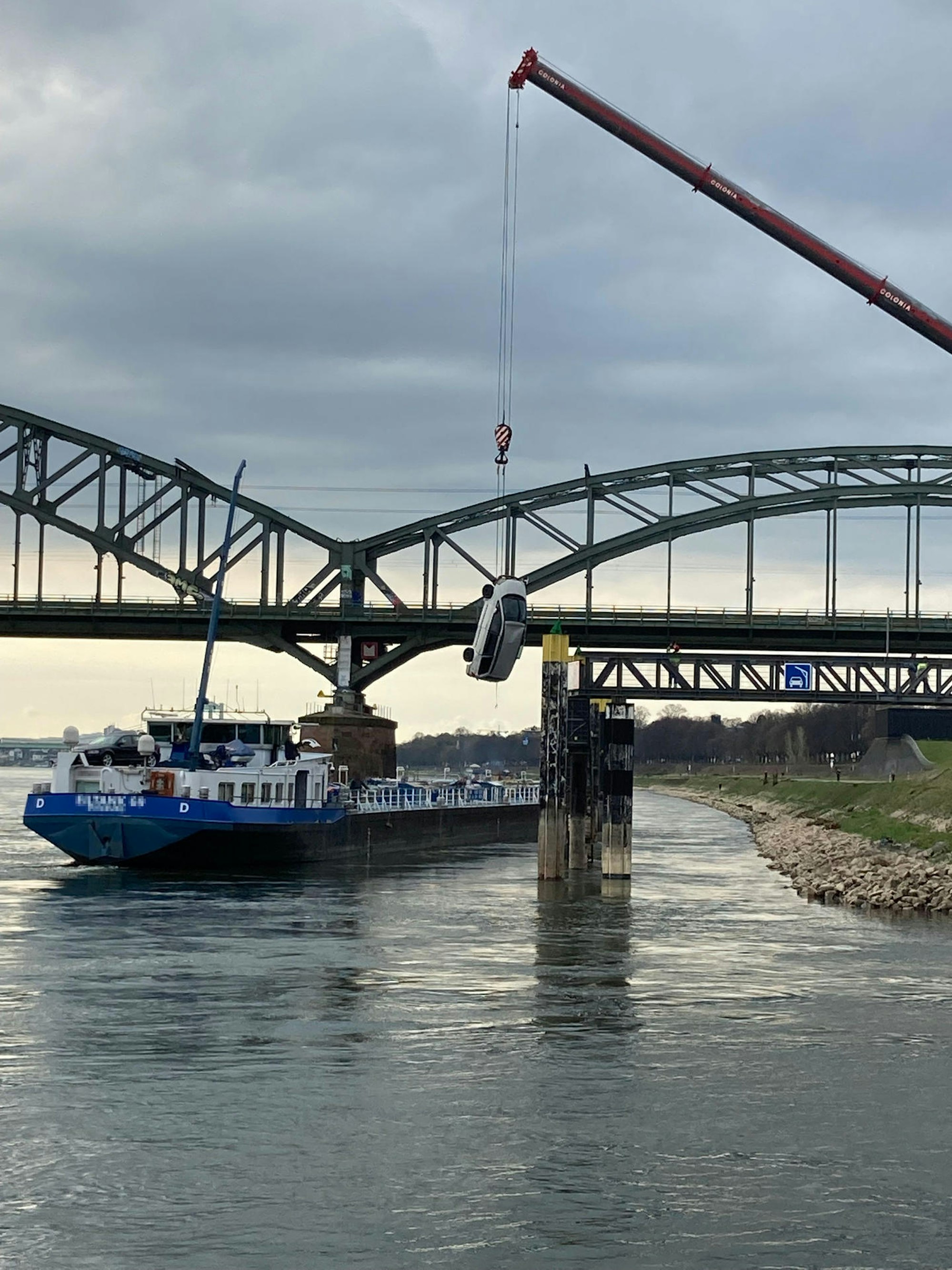 Rhein Auto am Kran
