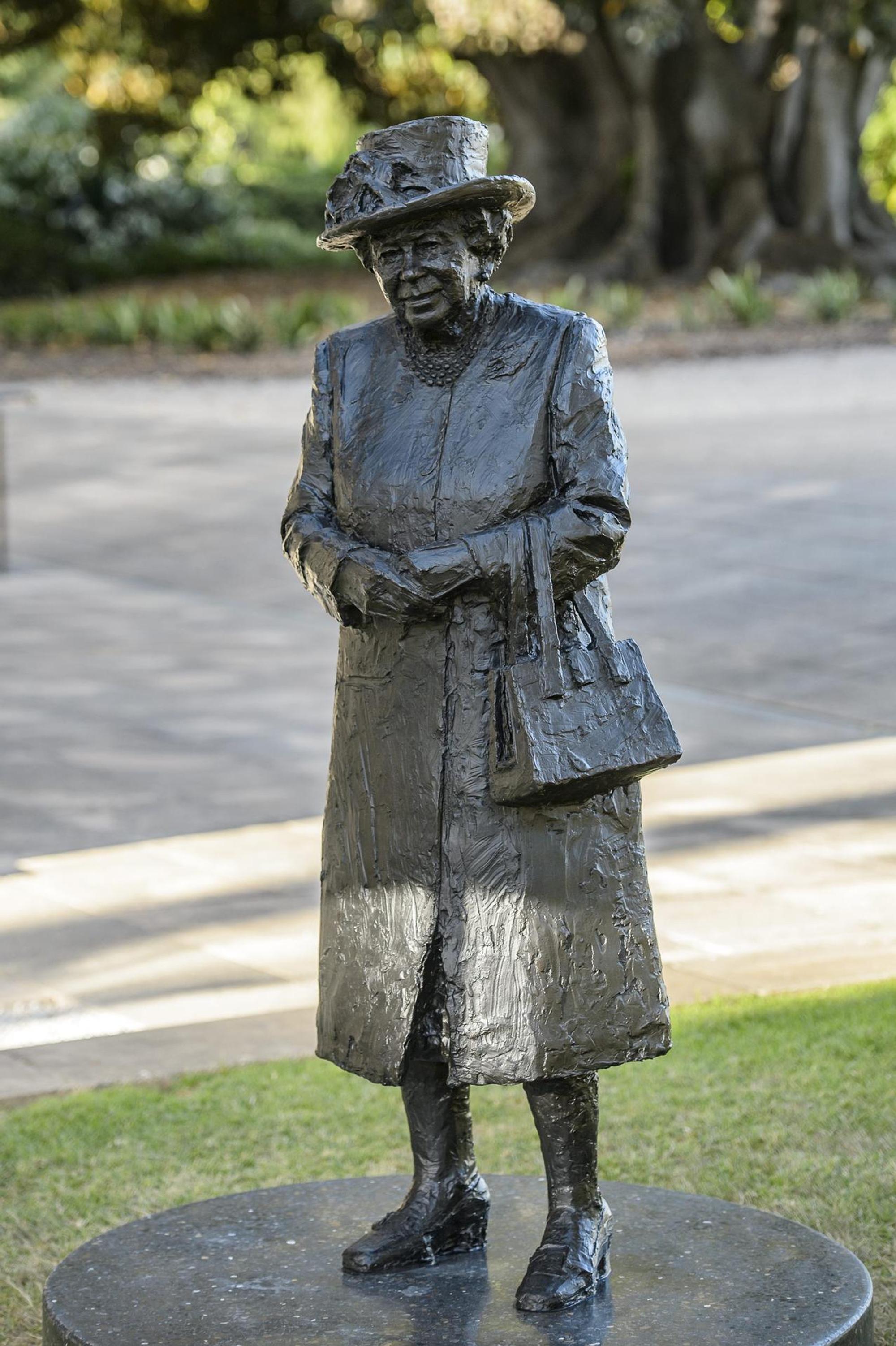 Elizabeth Statue neu