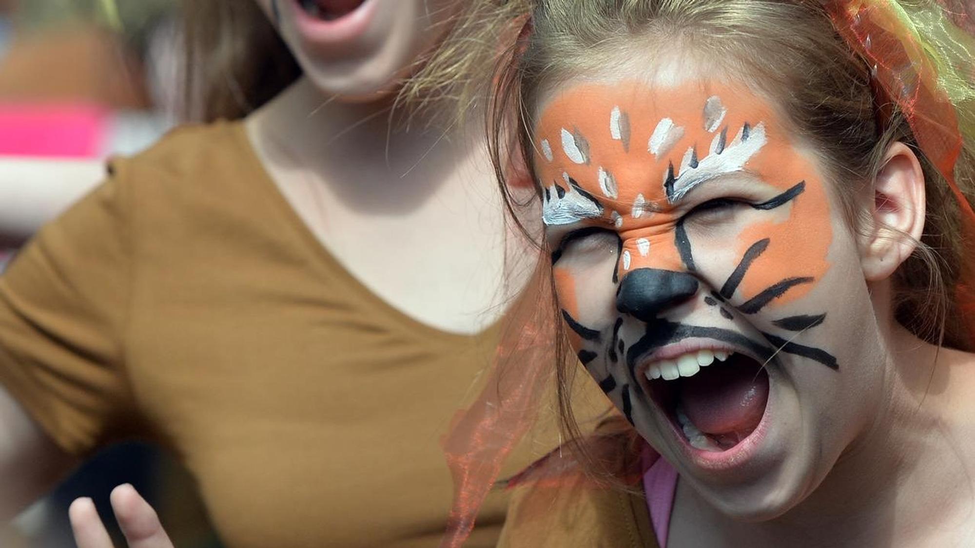 Kind als Tiger schminkt