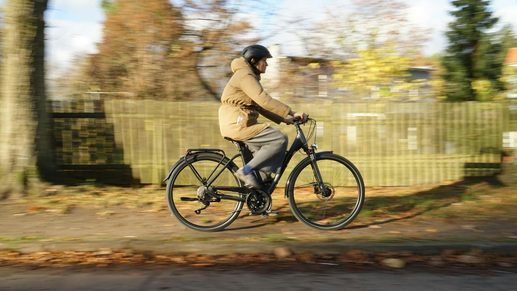 Eine Frau auf einem Pedelec