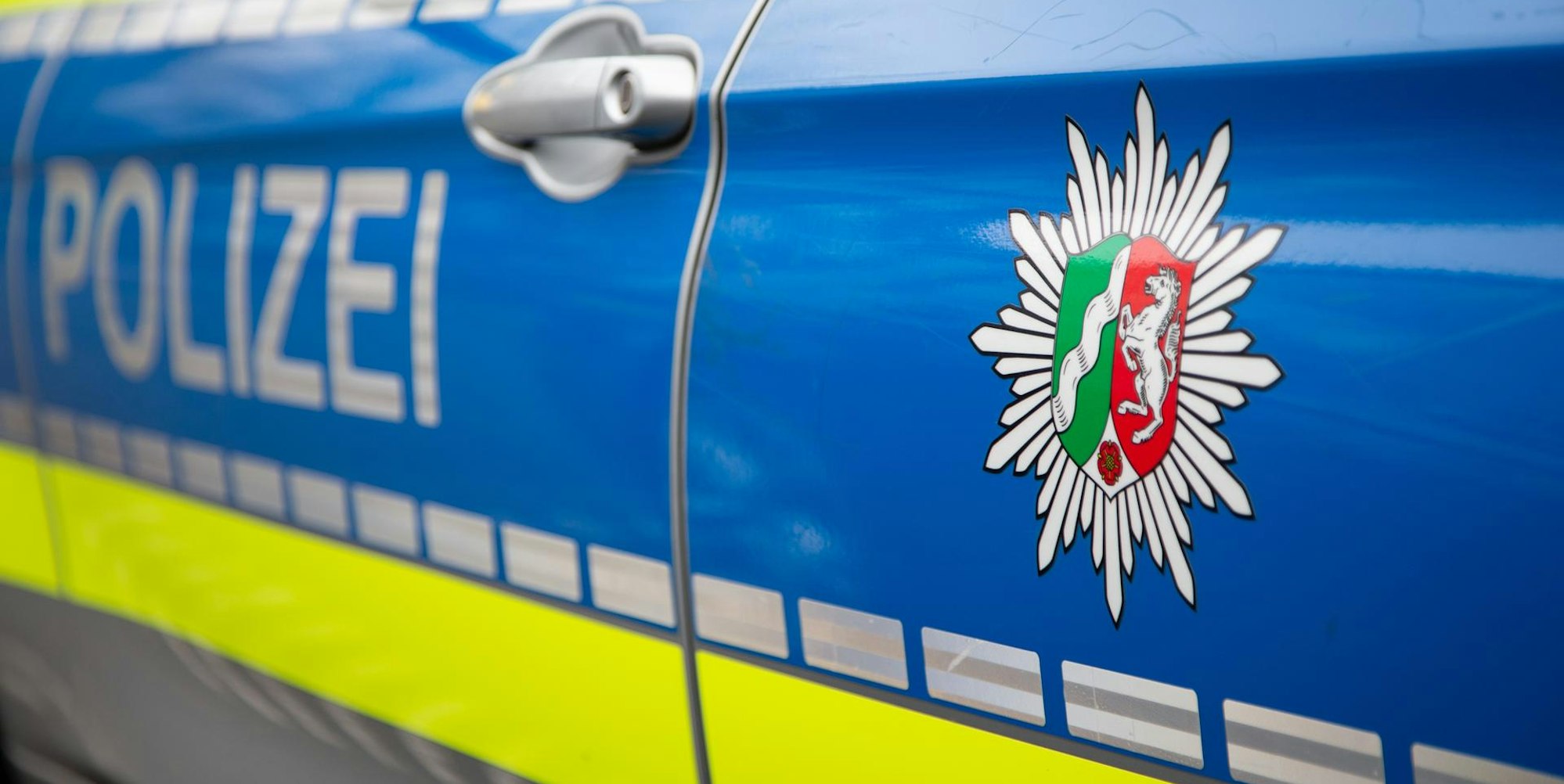 Polizei NRW Auto Symbol Tageslicht