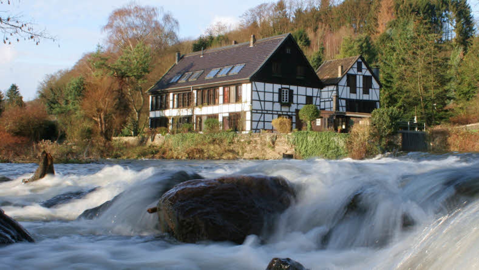 Fachwerhäuser an der Wupper: Wipperkotten im Herbst