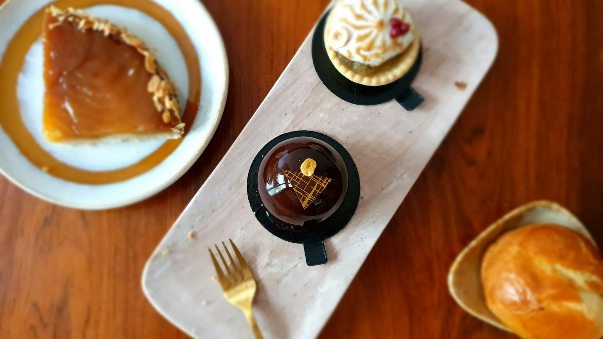Törtchen und Gebäck im Café Nimmersatt. (Archivbild)