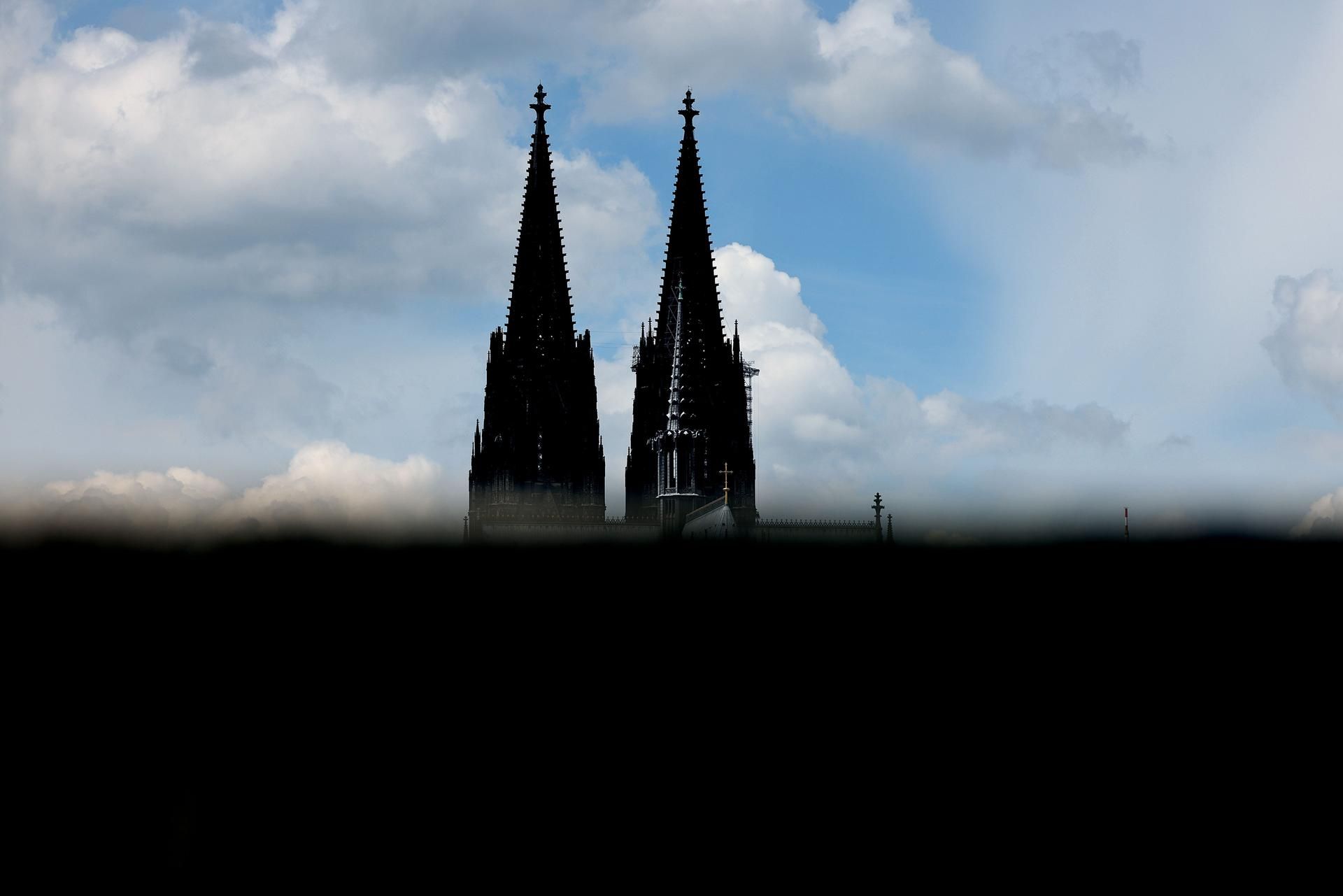Dom hinter Mauer