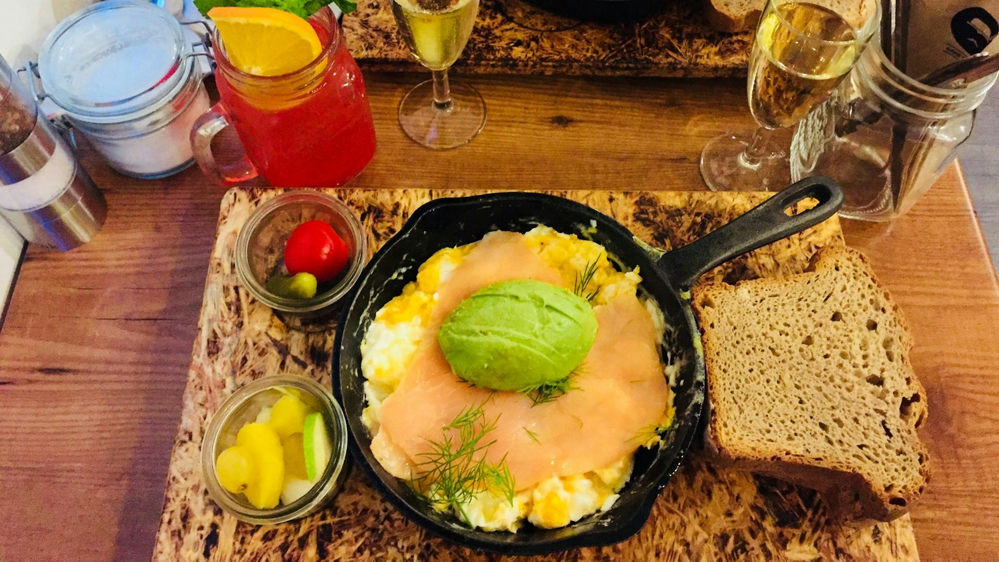 Rührei in Pfannen serviert auf einem Tisch in einem Café