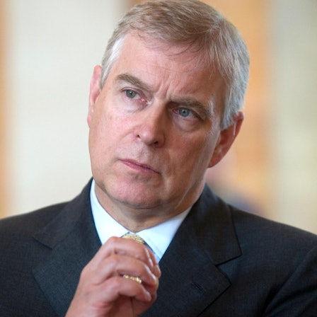 Prinz Andrew schaut zur Seite.
