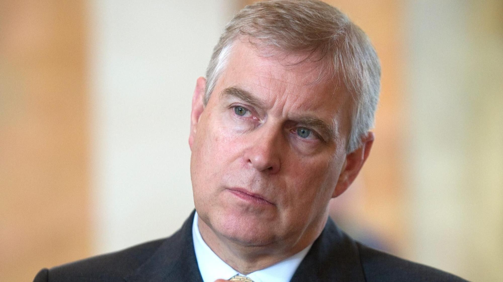 Prinz Andrew nachdenklich bei einer offiziellen Veranstaltung – der Herzog von York blickt konzentriert und wirkt in ein Gespräch vertieft.