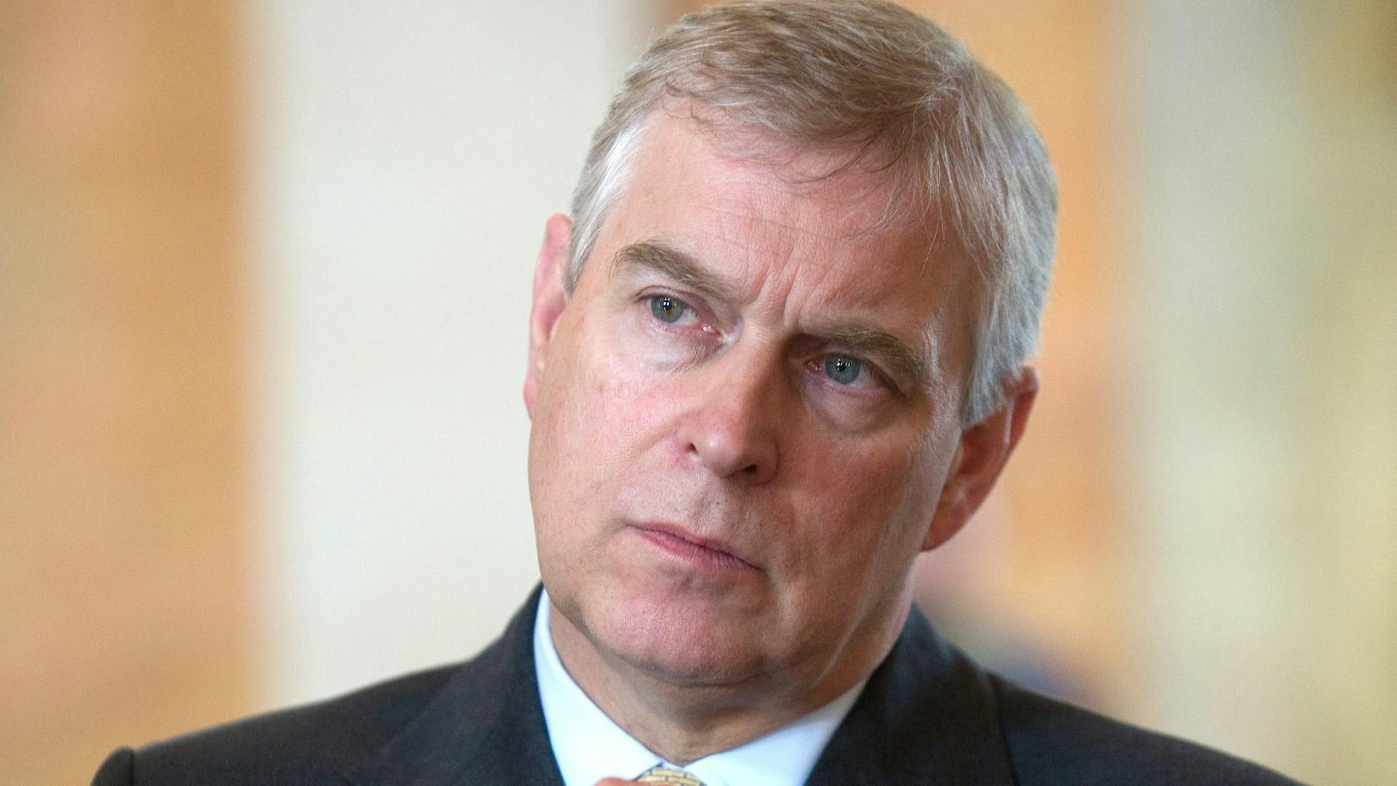 Prinz Andrew nachdenklich bei einer offiziellen Veranstaltung – der Herzog von York blickt konzentriert und wirkt in ein Gespräch vertieft.