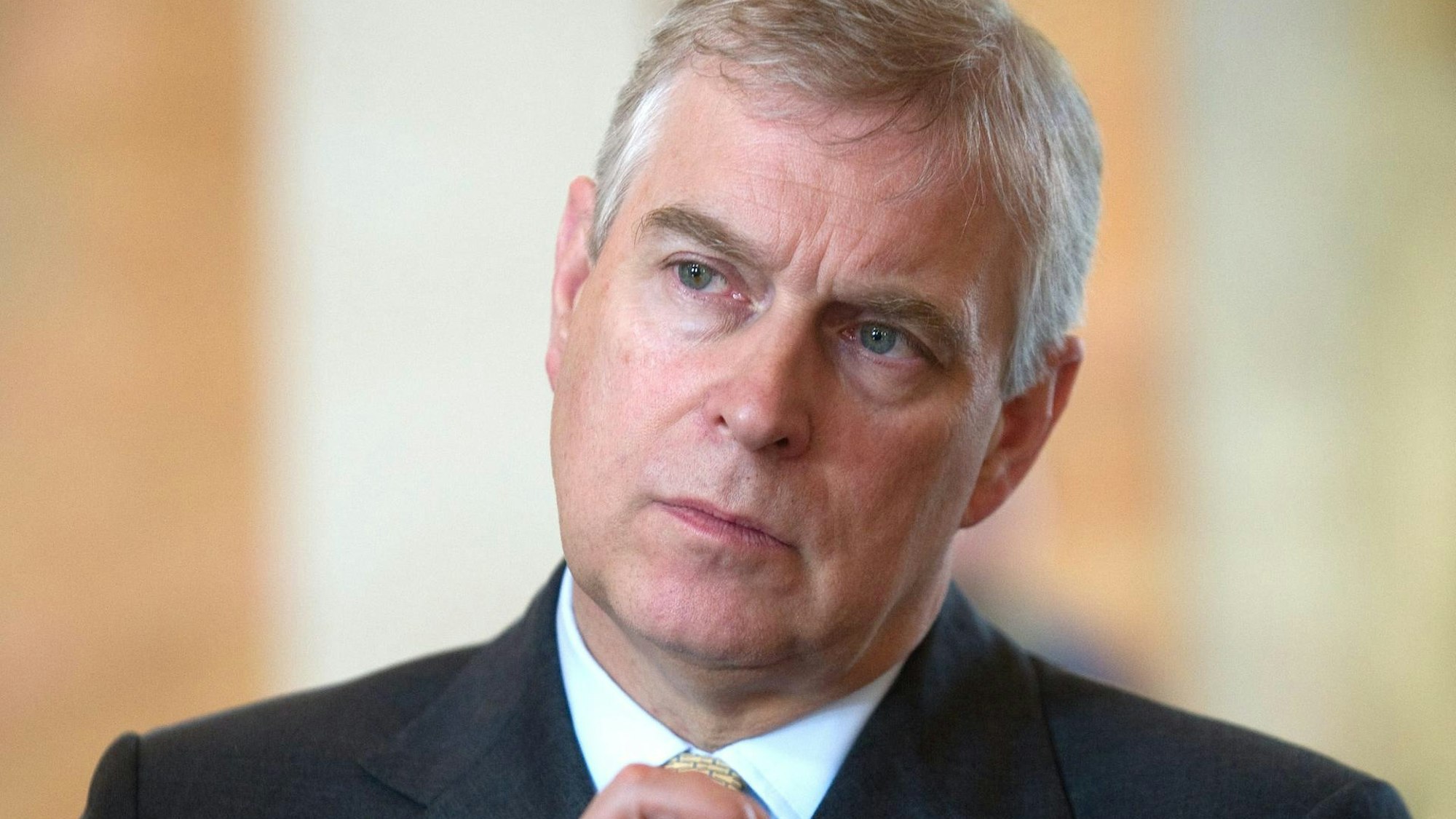 Prinz Andrew schaut zur Seite.