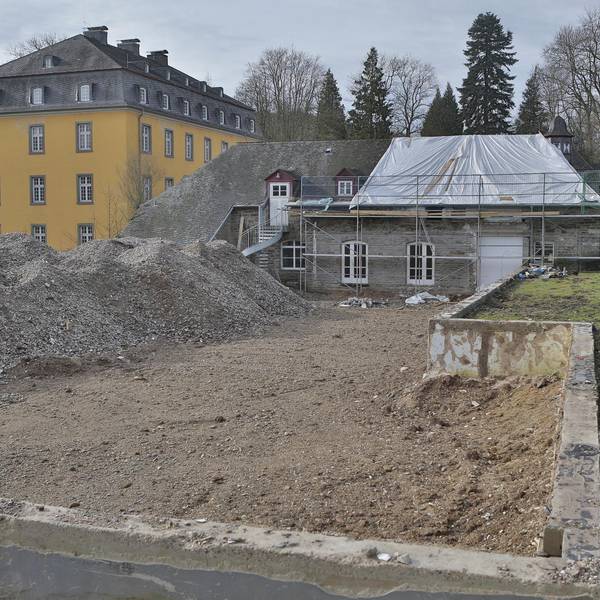 Schloss Heiligenhoven Außenaufnahme und Abrissarbeiten