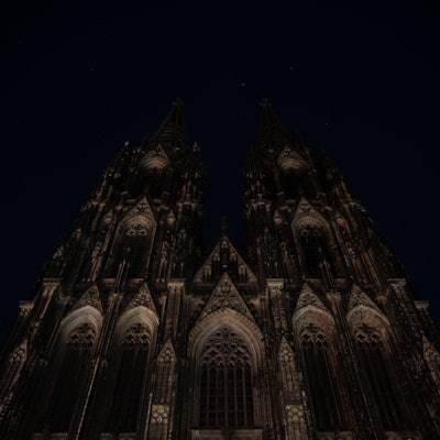 Der Kölner Dom wird bereits seit Wochen nachts nicht mehr angestrahlt.