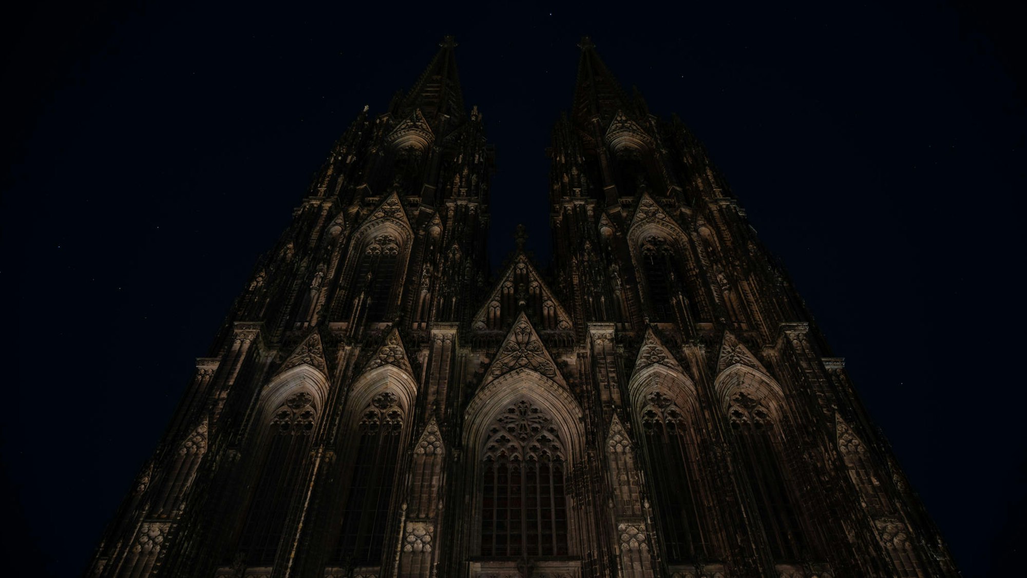 Der Kölner Dom wird bereits seit Wochen nachts nicht mehr angestrahlt.
