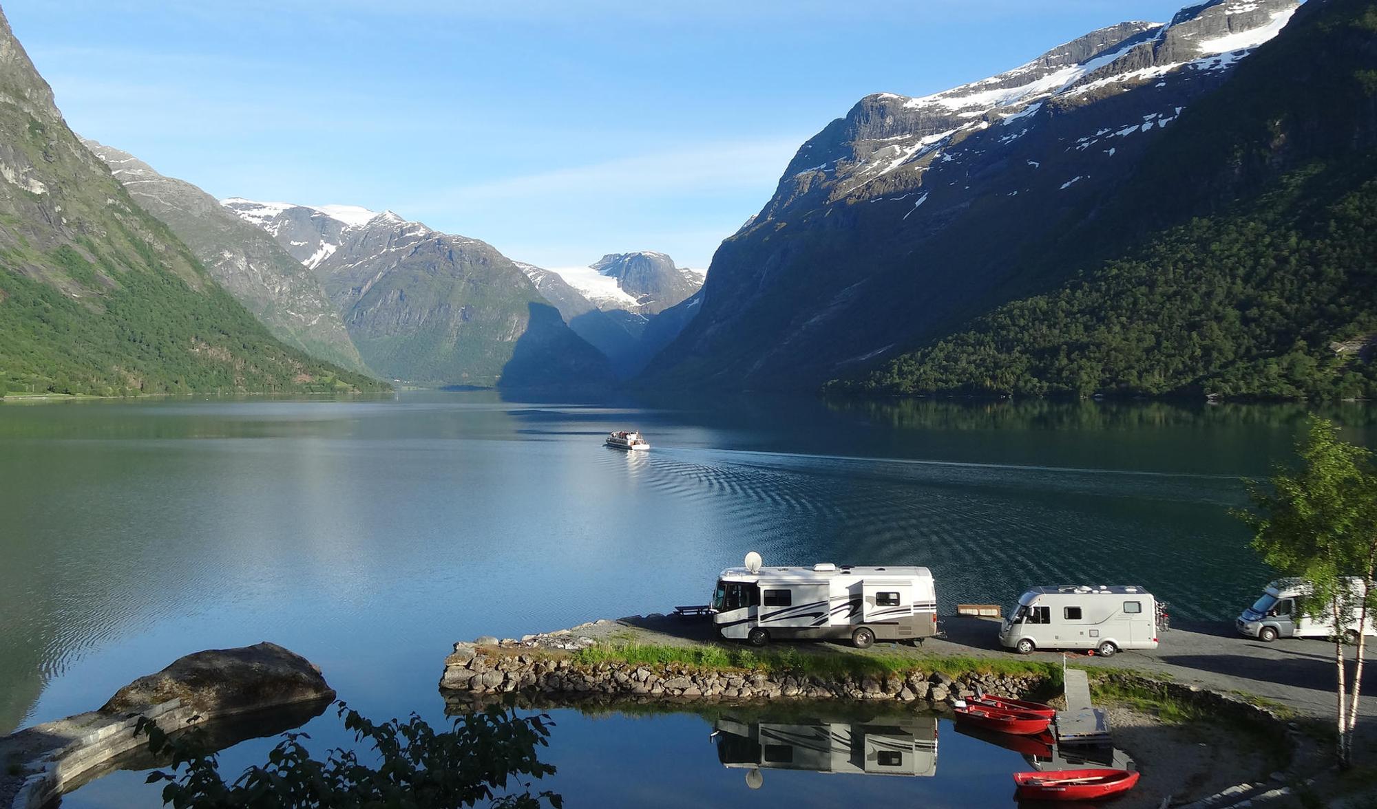 Campingvans im Fjord in Norwegen