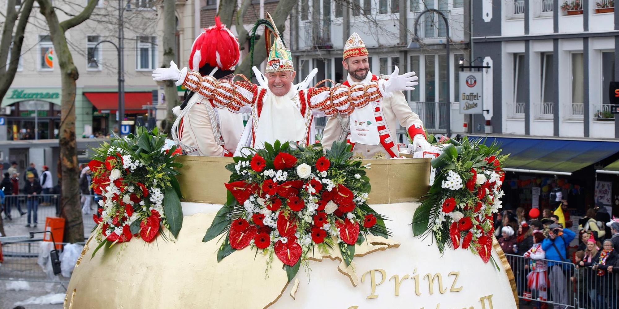 Prinz Christian auf einem Karnevalswagen