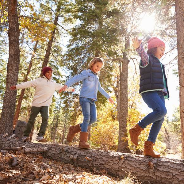 WandernHErbstKinderGettyImages_monkeybuinessimages-515278306
