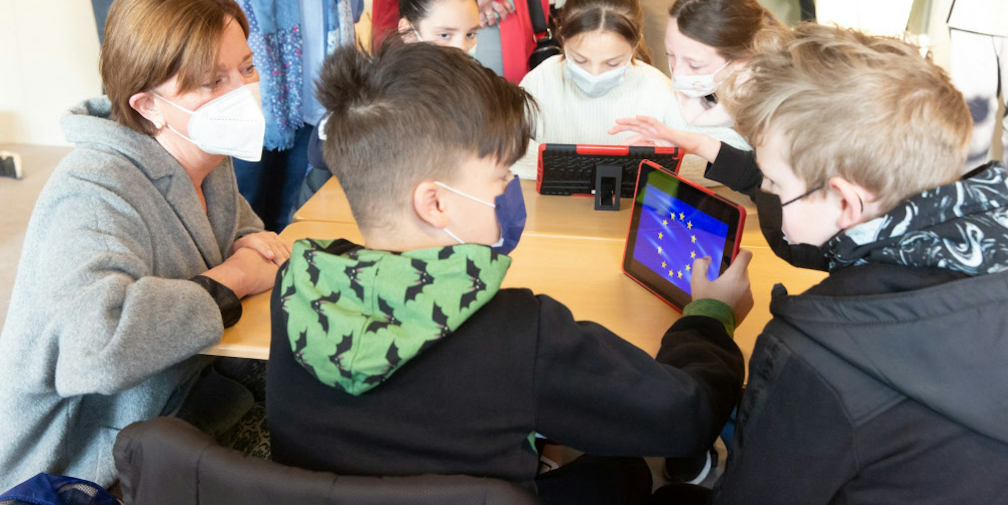 Ministerin Yvonne Gebauer in der heimerzheimer Swistbachschule