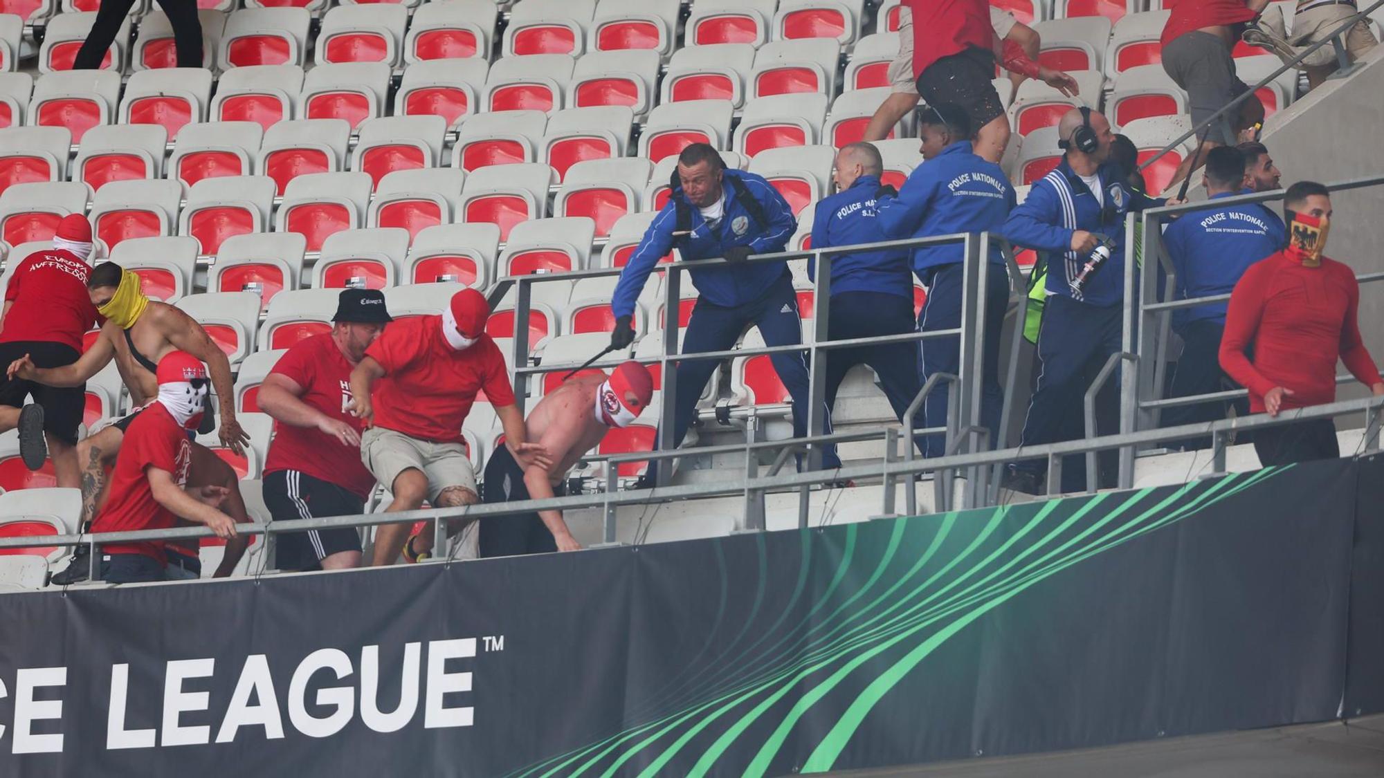 FC-Anhänger flüchten nach den Krawallen in Nizza im Stadion vor den Ordnern.